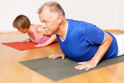Kehon syviä lihaksia vahvistava kehonhallintatekniikkatunti sopii kaiken ikäisille ja kuntoisille.